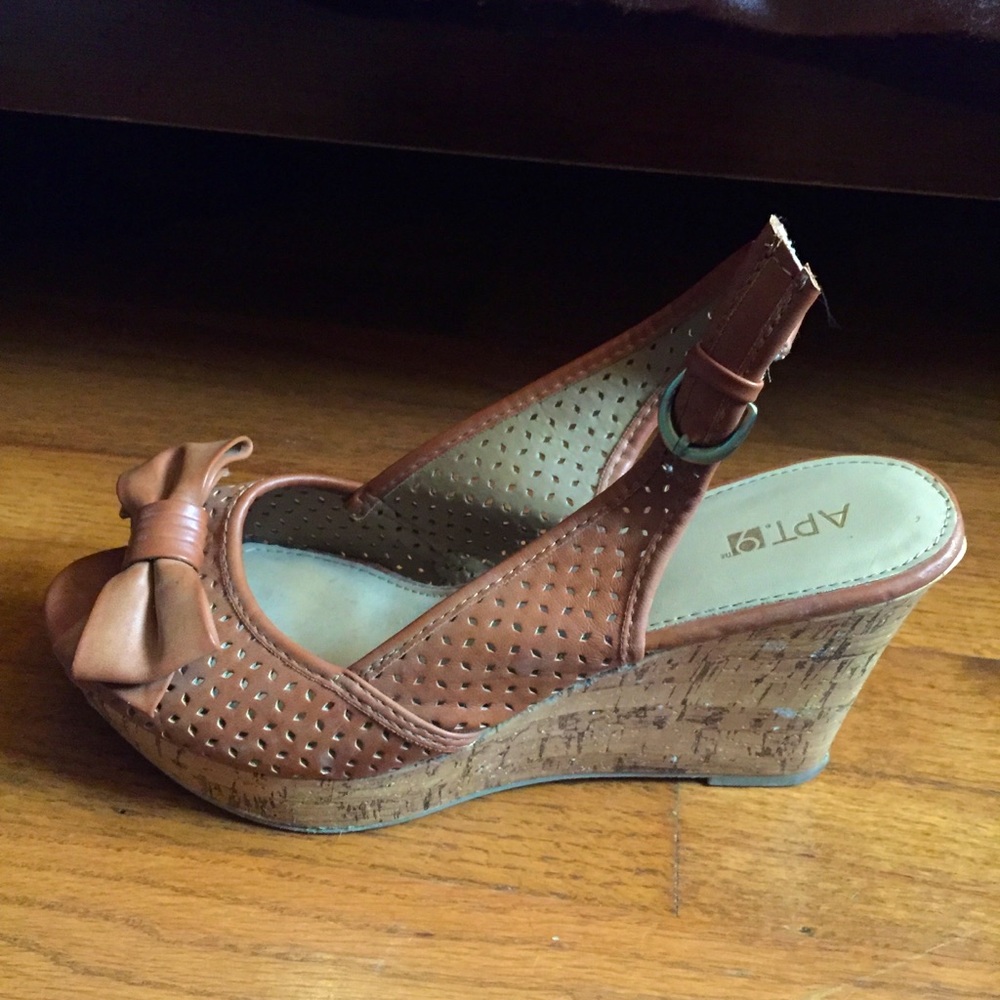 Tan- Bow Wedges